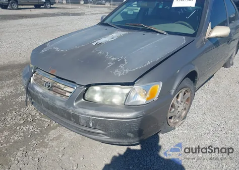 2001 Toyota Camry Le z USA, uszkodzony, nr VIN 4T1BG22KX1U024018